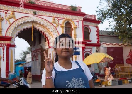 Ein Mädchen im Teenageralter besuchen Danteshwari Tempel jagdalpur Stockfoto