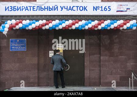 Am Wahltag der russischen Präsidentschaftswahlen 2018 in Moskau, Russland, tritt man am 18. März 2018 in ein Wahllokal ein. (Foto von Celestino Arce/NurPhoto) Stockfoto