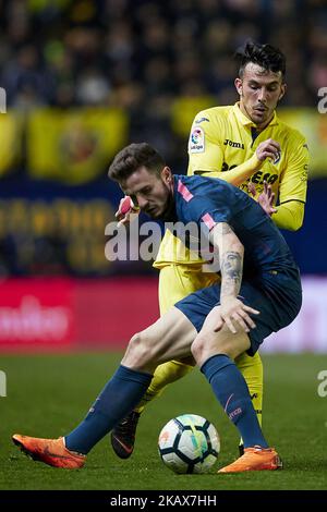 Saul (L) von Atletico de Madrid kämpft mit Nicola Sansone von Villarreal CF während des La Liga-Spiels zwischen Villarreal CF und Atletico de Madrid am 18. März 2018 im Estadio de la Ceramica in Vila-real, Spanien um den Ball (Foto von David Aliaga/NurPhoto) Stockfoto