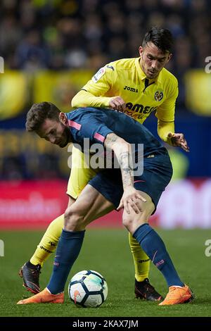 Saul (L) von Atletico de Madrid kämpft mit Nicola Sansone von Villarreal CF während des La Liga-Spiels zwischen Villarreal CF und Atletico de Madrid am 1. März im Estadio de la Ceramica um den Ball (Foto von David Aliaga/NurPhoto) Stockfoto