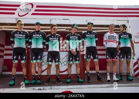 Bora Hansgrohe 71 BENNETT, Sam (IRL), 72 FORMOLO, Davide (ITA), 73 POLJANSKI, Pawel (POL), 74 MÜHLBERGER, Gregor (AUT), 75 SARAMOTINS, Aleksejs (LAT), 76 BENEDETTI, Cesare (ITA), 77 MCCARTHY, Jay (AUS) und Regisseur Christian PÖMER 98. Volta Ciclista a Catalunya 2018 / Etappe 1 Calella - Calella von 152,3km während der Tour of Catalunya, 19.. März 2018 in Calella, Spanien. (Foto von Xavier Bonilla/NurPhoto) Stockfoto