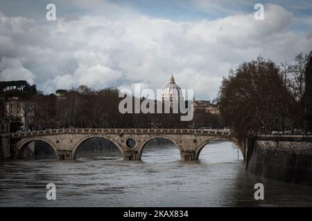 Ein Bild aus dem Vatikan geht auf einer Brücke über den Tiber, da der Wasserstand des Flusses nach heftigen Regenfällen in der Region steigt) . 19. März 2018 in Rom, Italien. (Foto von Andrea Ronchini/NurPhoto) Stockfoto