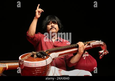 Der weltbekannte indische Veena-Künstler Rajhesh Vaidhya tritt am 18. März 2018 in Richmond Hill, Ontario, Kanada, auf. Rajhesh Vaidhya war der Gewinner des Kalaimamani-Preises 2010 und hat mit verschiedenen Filmmusikkomponisten zusammengearbeitet. (Foto von Creative Touch Imaging Ltd./NurPhoto) Stockfoto