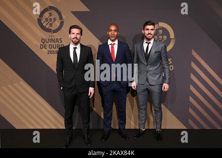 Portugals Mittelfeldspieler Adrien Silva (L), begleitet von Portugals Mittelfeldspieler Joao Mario (C) und Dany (R), posiert bei der Ankunft bei der Zeremonie 'Quinas de Ouro' 2018 und beim Pavilhao Carlos Lopes in Lissabon, Portugal am 19. März 2018. (Foto von Bruno Barros / DPI / NurPhoto) Stockfoto