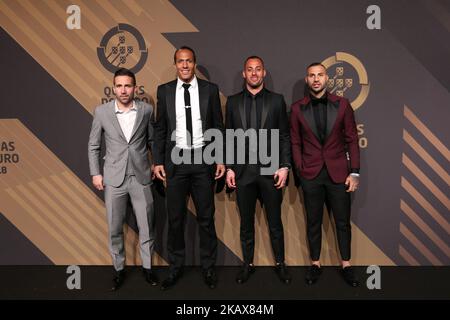 Der portugiesische Mittelfeldspieler Joao Moutinho (L) mit dem portugiesischen Verteidiger Bruno Alves (CL) und dem portugiesischen Torhüter Beto (CR) mit dem portugiesischen Stürmer Ricardo Quaresma (R) posiert bei der Ankunft bei der Zeremonie „Quinas de Ouro“ 2018 und beim Pavilhao Carlos Lopes in Lissabon, Portugal am 19. März 2018. (Foto von Bruno Barros / DPI / NurPhoto) Stockfoto