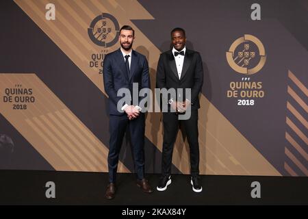 Portugals Torwart Rui Patricio (L) und Portugals Mittelfeldspieler William Carvalho (R) posiert bei der Ankunft bei der Zeremonie 'Quinas de Ouro' 2018 und dem Pavilhao Carlos Lopes in Lissabon, Portugal am 19. März 2018. (Foto von Bruno Barros / DPI / NurPhoto) Stockfoto