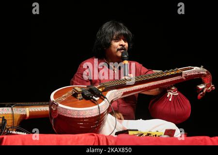 Der weltbekannte indische Veena-Künstler Rajhesh Vaidhya tritt am 18. März 2018 in Richmond Hill, Ontario, Kanada, auf. Rajhesh Vaidhya war der Gewinner des Kalaimamani-Preises 2010 und hat mit verschiedenen Filmmusikkomponisten zusammengearbeitet. (Foto von Creative Touch Imaging Ltd./NurPhoto) Stockfoto