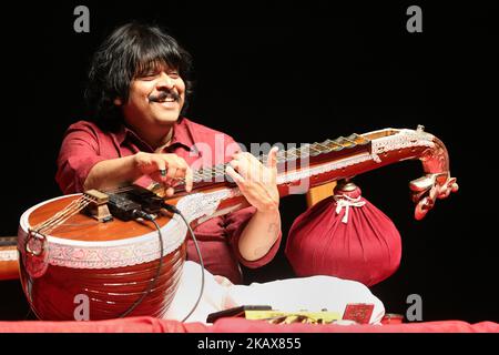 Der weltbekannte indische Veena-Künstler Rajhesh Vaidhya tritt am 18. März 2018 in Richmond Hill, Ontario, Kanada, auf. Rajhesh Vaidhya war der Gewinner des Kalaimamani-Preises 2010 und hat mit verschiedenen Filmmusikkomponisten zusammengearbeitet. (Foto von Creative Touch Imaging Ltd./NurPhoto) Stockfoto