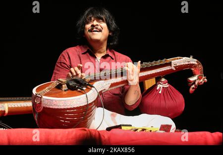 Der weltbekannte indische Veena-Künstler Rajhesh Vaidhya tritt am 18. März 2018 in Richmond Hill, Ontario, Kanada, auf. Rajhesh Vaidhya war der Gewinner des Kalaimamani-Preises 2010 und hat mit verschiedenen Filmmusikkomponisten zusammengearbeitet. (Foto von Creative Touch Imaging Ltd./NurPhoto) Stockfoto