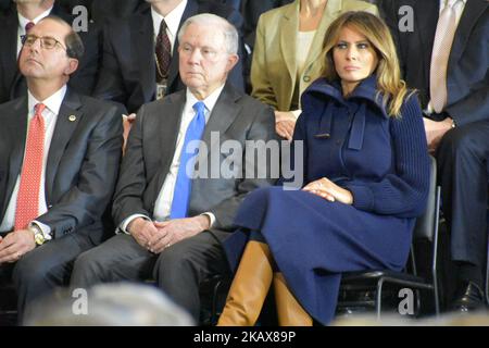 First Lady Melania Trump sieht zu, wie ihr Mann, Präsident Donald J. Trump, am 19. März 2018 am Manchester Community College in Manchester, NH, eine Rede zur Opiodenkrise hält (Foto: Kyle Mazza/NurPhoto) Stockfoto