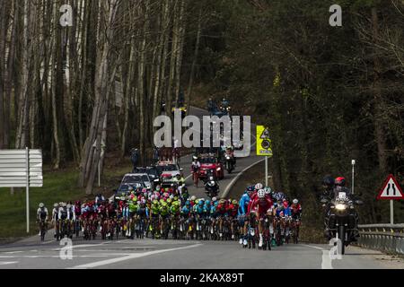 Das Hauptfeld während der 98. Volta Ciclista a Catalunya 2018 / Etappe 1 Calella - Calella von 152,3km während der Tour of Catalunya, 19. März 2018 in Calella, Spanien. (Foto von Xavier Bonilla/NurPhoto) Stockfoto