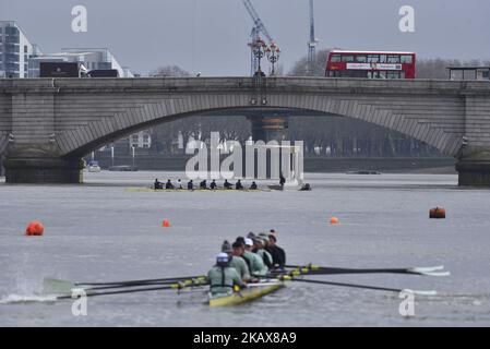 Die Frauen- und Männerteams von Oxford und Cambridge werden am 19. März 2018 während einer Trainingseinheit in der Gegend von Putney, London, Großbritannien, gesehen. Bei den Boat Races wird der Oxford University Rowing Club gegen den Cambridge University Rowing Club antreten, sowohl bei Männern als auch bei Frauen, bis zur Ziellinie in Mortlake im Südwesten Londons. (Foto von Alberto Pezzali/NurPhoto) Stockfoto