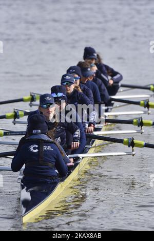 Die Frauen- und Männerteams von Oxford und Cambridge werden am 19. März 2018 während einer Trainingseinheit in der Gegend von Putney, London, Großbritannien, gesehen. Bei den Boat Races wird der Oxford University Rowing Club gegen den Cambridge University Rowing Club antreten, sowohl bei Männern als auch bei Frauen, bis zur Ziellinie in Mortlake im Südwesten Londons. (Foto von Alberto Pezzali/NurPhoto) Stockfoto