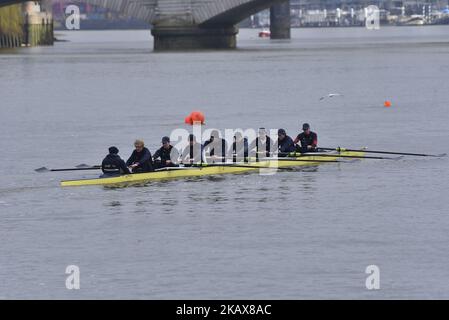 Die Frauen- und Männerteams von Oxford und Cambridge werden am 19. März 2018 während einer Trainingseinheit in der Gegend von Putney, London, Großbritannien, gesehen. Bei den Boat Races wird der Oxford University Rowing Club gegen den Cambridge University Rowing Club antreten, sowohl bei Männern als auch bei Frauen, bis zur Ziellinie in Mortlake im Südwesten Londons. (Foto von Alberto Pezzali/NurPhoto) Stockfoto