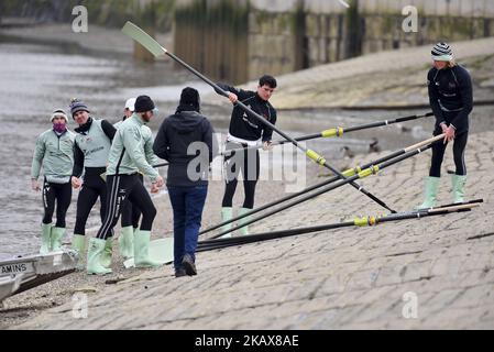 Die Frauen- und Männerteams von Oxford und Cambridge werden am 19. März 2018 während einer Trainingseinheit in der Gegend von Putney, London, Großbritannien, gesehen. Bei den Boat Races wird der Oxford University Rowing Club gegen den Cambridge University Rowing Club antreten, sowohl bei Männern als auch bei Frauen, bis zur Ziellinie in Mortlake im Südwesten Londons. (Foto von Alberto Pezzali/NurPhoto) Stockfoto