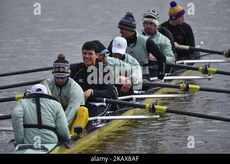 Die Frauen- und Männerteams von Oxford und Cambridge werden am 19. März 2018 während einer Trainingseinheit in der Gegend von Putney, London, Großbritannien, gesehen. Bei den Boat Races wird der Oxford University Rowing Club gegen den Cambridge University Rowing Club antreten, sowohl bei Männern als auch bei Frauen, bis zur Ziellinie in Mortlake im Südwesten Londons. (Foto von Alberto Pezzali/NurPhoto) Stockfoto