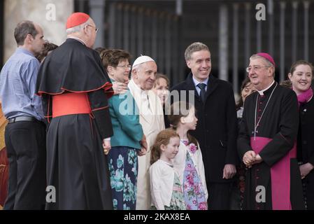 Papst Franziskus posiert für ein Foto mit Kardinal Kevin Farrel, dem zweiten von links, dem Dubliner Erzbischof Diarmuid Martin, rechts, und einer Gruppe von Familien aus Irland am Ende seiner wöchentlichen Generalaudienz, am Mittwoch, den 21. März 2018, im Vatikan. (Foto von Massimo Valicchia/NurPhoto) Stockfoto