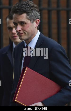 Der britische Verteidigungsminister Gavin Williamson verlässt die Downing Street, um am 20. März 2018 an der wöchentlichen Kabinettssitzung in London, Großbritannien, teilzunehmen. Großbritannien und die Europäische Union haben am 19. März eine wegweisende Vereinbarung über eine Übergangsphase getroffen, in der London nach der Brexit-Scheidung fast zwei Jahre lang den Regeln des Blocks folgen wird. Der Chefunterhändler der EU, Michel Barnier, und sein britischer Amtskollege David Davis sagten, dass das Abkommen, das die europäischen Staats- und Regierungschefs auf einem Gipfel in dieser Woche unterzeichnen werden, ein „entschlossener Schritt“ sei. (Foto von Alberto Pezzali/NurPhoto) Stockfoto