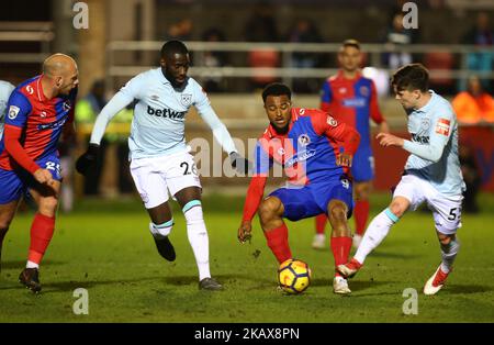 L-R West Ham United's Arthur Masuaku, Dagenham & Redbridge's Chike Kandi und West Ham United's Alfie Lewis beim Freundschaftsspiel zwischen Dagenham und Redbridge gegen West Ham United am Chigwell Construction Stadium, Dagenham England am 21. März 2018 (Foto: Kieran Galvin/NurPhoto) Stockfoto