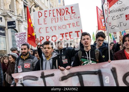 Am 22. März 2018 nehmen Menschen an einer Protestdemonstration gegen die Reformkette der französischen Regierung in Lyon, Südfrankreich, Teil. Sieben Gewerkschaften haben am 22. März Beschäftigte des öffentlichen Sektors zu einem Streik aufgerufen, darunter Schulpersonal, Krankenhauspersonal, Beamte und Fluglotsen. Mehr als 140 Proteste sind in ganz Frankreich geplant, der größte Höhepunkt am Bastille-Denkmal in Paris, wo die Gewerkschaften 25.000 Demonstranten erwarten. (Foto von Nicolas Liponne/NurPhoto) Stockfoto