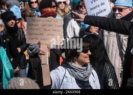 Am 22. März 2018 nehmen Menschen an einer Protestdemonstration gegen die Reformkette der französischen Regierung in Lyon, Südfrankreich, Teil. Sieben Gewerkschaften haben am 22. März Beschäftigte des öffentlichen Sektors zu einem Streik aufgerufen, darunter Schulpersonal, Krankenhauspersonal, Beamte und Fluglotsen. Mehr als 140 Proteste sind in ganz Frankreich geplant, der größte Höhepunkt am Bastille-Denkmal in Paris, wo die Gewerkschaften 25.000 Demonstranten erwarten. (Foto von Nicolas Liponne/NurPhoto) Stockfoto