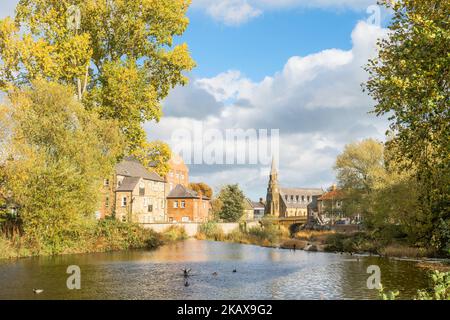 Herbstansicht entlang des Flusses Wansbeck in Morpeth, Northumberland, England, Großbritannien Stockfoto