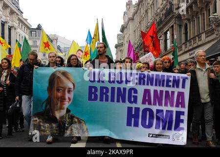 Demonstranten nehmen am 24. März 2018 an einem freien Afrin-Marsch zum Gedenken an Anna Campbell in London, Großbritannien, Teil. (Foto von Alex Cavendish/NurPhoto) Stockfoto