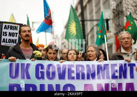 Demonstranten nehmen am 24. März 2018 an einem freien Afrin-Marsch zum Gedenken an Anna Campbell in London, Großbritannien, Teil. (Foto von Alex Cavendish/NurPhoto) Stockfoto