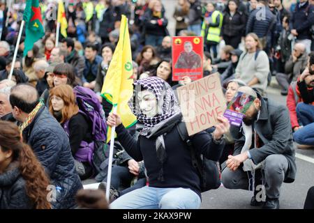 Demonstranten nehmen am 24. März 2018 an einem freien Afrin-Marsch zum Gedenken an Anna Campbell in London, Großbritannien, Teil. (Foto von Alex Cavendish/NurPhoto) Stockfoto