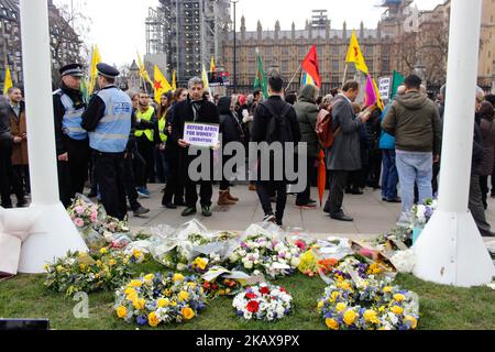 Demonstranten nehmen am 24. März 2018 an einem freien Afrin-Marsch zum Gedenken an Anna Campbell in London, Großbritannien, Teil. (Foto von Alex Cavendish/NurPhoto) Stockfoto