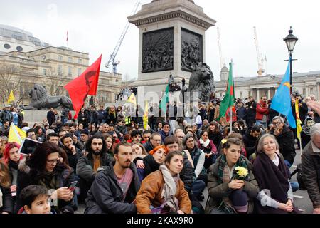 Demonstranten nehmen am 24. März 2018 an einem freien Afrin-Marsch zum Gedenken an Anna Campbell in London, Großbritannien, Teil. (Foto von Alex Cavendish/NurPhoto) Stockfoto