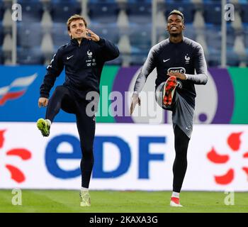 Antoine Griezmann (L) und Paul Pogba während der Trainingseinheit der französischen Nationalmannschaft vor dem internationalen Freundschaftsspiel gegen Russland am 26. März 2018 im St. Petersburger Stadion in Sankt Petersburg, Russland. (Foto von Mike Kireev/NurPhoto) Stockfoto