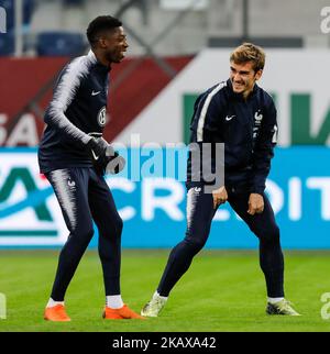 Antoine Griezmann (R) und Ousmane Dembele während der Trainingseinheit der französischen Nationalmannschaft vor dem internationalen Freundschaftsspiel gegen Russland am 26. März 2018 im Sankt Petersburger Stadion in Sankt Petersburg, Russland. (Foto von Mike Kireev/NurPhoto) Stockfoto