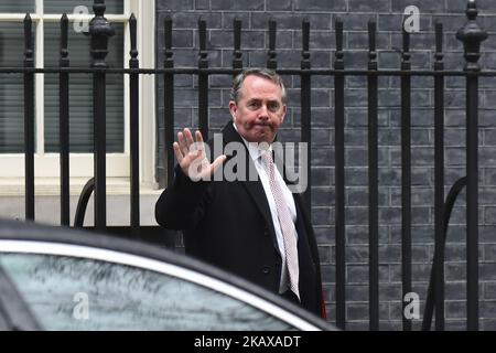 Handelsminister Liam Fox verlässt am 27. März 2018 die Downing Street 10, London. Premierministerin Theresa May steht vor einer weiteren Brexit-Hürde, nachdem die oppositionelle Labour Party ihr Drängen auf eine rechtliche Verpflichtung angekündigt hat, eine harte Grenze zu Irland zu vermeiden, nachdem Großbritannien die Europäische Union verlassen hat. Der beratende Ausschuss für Migration (MAC) sagte, dass Unternehmen über ihre Fähigkeit besorgt sind, Arbeitnehmer aus der EU zu rekrutieren, nachdem Großbritannien die EU verlassen hat. Die britischen Arbeitgeber sehen die Arbeitnehmer in der EU außerdem als „zuverlässiger“ und eifriger als ihre britischen Kollegen, heißt es in dem Bericht. (Foto von Alberto Pezzali/NurPhoto Stockfoto