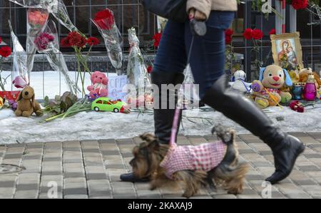 Menschen tragen die Blumen, orthodoxen Ikonen und Kinderspielzeug zum Gebäude der russischen Botschaft in Kiew, Ukraine, um ihre Empathie nach dem tragischen Feuer in Kemerowo, Russland, zu äußern, das offiziell 64 tötete, in Kiew, Ukraine, 27. März 2018. Die Ukraine kündigt die Vertreibung von 13 Russen aus den Russen aus ihren Bilat-Missionen im ganzen Land an, um nach dem Angriff der britischen Nervenzellen die Unterstützung der Welt zu zeigen. 24 Länder vertreiben insgesamt mehr als 100 mutmaßliche russische Spione-Diplomaten. Moskau warnt davor, die Boorismen der westlichen Länder nicht zu tolerieren und wird auf jeden Fall reagieren. (Foto von Sergii Chartschenko/NurPhoto) Stockfoto
