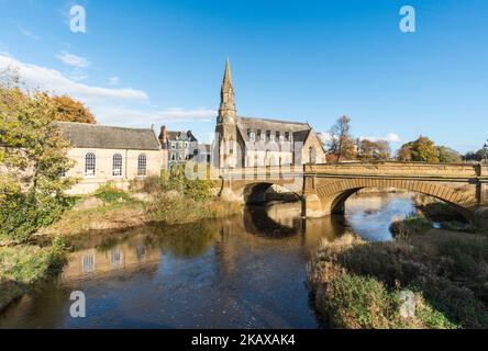 Das chantry-Gebäude, die St. Georges-Kirche und die Telford-Straßenbrücke über den Fluss Wansbeck in Morpeth, Northumberland, England, Großbritannien Stockfoto