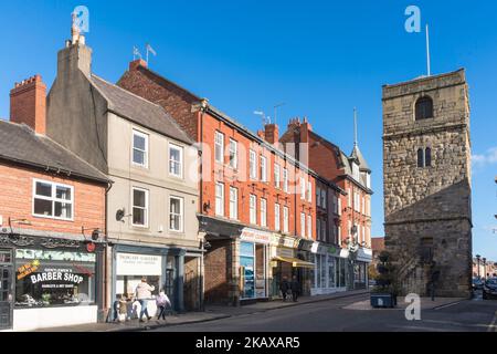 Morpeth Uhrturm und Geschäfte in Oldgate, Northumberland, England, Großbritannien Stockfoto