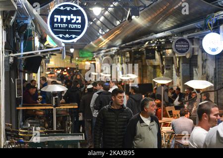 Ein Blick auf einen geschäftigen Mahane Yehuda Markt, der von einem jungen Künstler Solomon Souz in eine Galerie berühmter Gesichter verwandelt wurde. Mittwoch, 14. März 2018, in Jerusalem, Israel. (Foto von Artur Widak/NurPhoto) Stockfoto