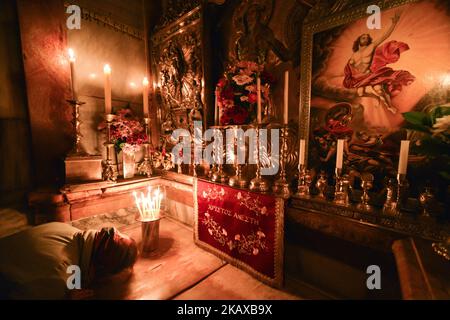 Der zweite Raum der Aedicula, der angeblich das Grab Jesu enthält, befindet sich in der Grabeskirche in der Altstadt von Jerusalem. Mittwoch, 14. März 2018, in Jerusalem, Israel. (Foto von Artur Widak/NurPhoto) Stockfoto