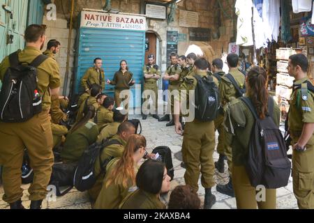 Junge israelische Soldaten vor dem Eingangstor zur Grabeskirche in der Altstadt von Jerusalem. Mittwoch, 14. März 2018, in Jerusalem, Israel. (Foto von Artur Widak/NurPhoto) Stockfoto