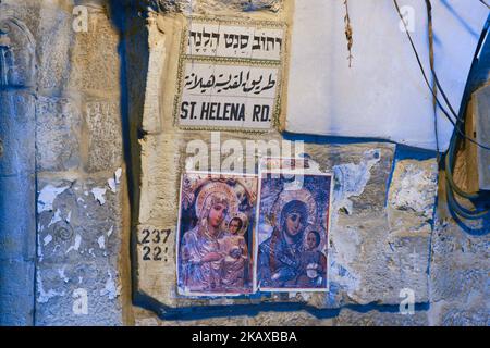 Nachtansicht des Schildes der St. Helena Road in der Nähe der Grabeskirche in der Altstadt von Jerusalem. Mittwoch, 14. März 2018, in Jerusalem, Israel. (Foto von Artur Widak/NurPhoto) Stockfoto