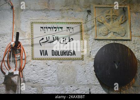 Via Dolorosa Schild in der Nähe der 8. Station des Kreuzes, innerhalb der Altstadt von Jerusalem. Mittwoch, 14. März 2018, in Jerusalem, Israel. (Foto von Artur Widak/NurPhoto) Stockfoto