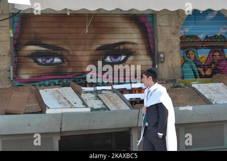 Ein junger jude geht am Sabbat-Tag durch einen leeren Mahane-Yehuda-Markt in Jerusalem. Mittwoch, 14. März 2018, in Jerusalem, Israel. (Foto von Artur Widak/NurPhoto) Stockfoto