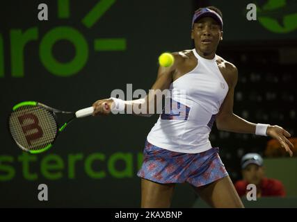 Venus Williams aus den USA im Einsatz gegen Danielle Collins aus den USA während ihres Viertelfinalmatches bei den Miami Open in Key Biscayne. Collins besiegte Williams 6-2, 6-3 in Miami, am 28. März 2018. (Foto von Manuel Mazzanti/NurPhoto) Stockfoto