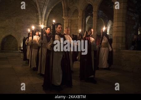 Die Prozession des Christus des Friedens in der Nacht des Gründonnerstags eine der Prozessionen der Karwoche von Santander, während der Tour, die völlig still ist, Tour des Kreuzgangs der Kathedrale am 29. März 2018 in Santander, Spanien. Um 24:00 Uhr am Gründonnerstag in Santander geht die Prozession des Christus des Friedens durch die Straßen der Stadt, die Nazarener gehen mit Fackeln und in völliger Stille, eine der feierlichsten Prozessionen der Karwoche in Kantabrien. (Foto von Joaquin Gomez Sastre/NurPhoto) Stockfoto