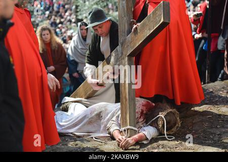 Jesus fällt zum dritten Mal, eine Szene aus einer Nachstellung des Kreuzweges in Kalwaria Zebrzydowska. Am Freitag, den 30. März 2018, in Kalwaria Zebrzydowska, Polen. (Foto von Artur Widak/NurPhoto) Stockfoto