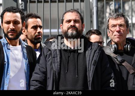 Gael Quirante, sindical Delegierter des Postamtes im Departement Hauts de seine in der Nähe von Paris, drohte mit der Entlassung der Gruppe La Poste, protestiert und wartet auf den Empfang der Gewerkschaftsdelegation, während die Polizei den Eingang des Hauptbüros von Issy les Moulineaux blockiert. (Foto von Julien Mattia/NurPhoto) Stockfoto