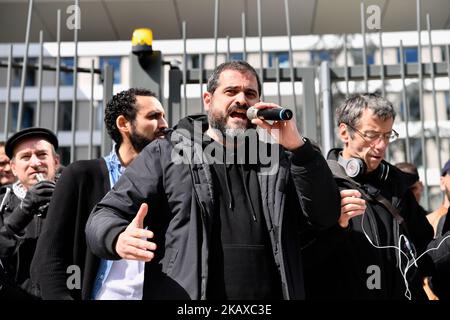 Gael Quirante, sindical Delegierter des Postamtes im Departement Hauts de seine in der Nähe von Paris, drohte mit der Entlassung der Gruppe La Poste, protestiert und wartet auf den Empfang der Gewerkschaftsdelegation, während die Polizei den Eingang des Hauptbüros von Issy les Moulineaux blockiert. (Foto von Julien Mattia/NurPhoto) Stockfoto