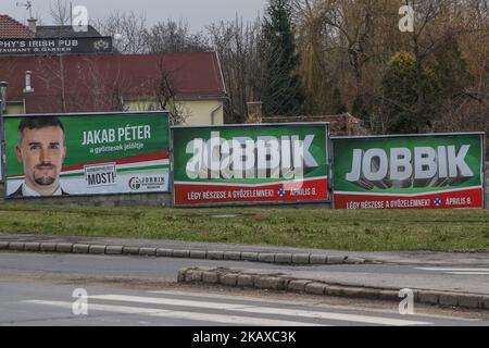 Jobbik, die Bewegung für ein besseres Ungarn (Jobbik Magyarorszgrt Mozgalom) am 30. März 2018 sind in Miskolc, Ungarn, radikale und nationalistische Wahlkampfplakate zu sehen. Die Parlamentswahlen in Ungarn finden am 8. April 2018 statt. (Foto von Michal Fludra/NurPhoto) Stockfoto