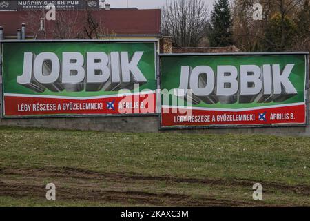 Jobbik, die Bewegung für ein besseres Ungarn (Jobbik Magyarorszgrt Mozgalom) am 30. März 2018 sind in Miskolc, Ungarn, radikale und nationalistische Wahlkampfplakate zu sehen. Die Parlamentswahlen in Ungarn finden am 8. April 2018 statt. (Foto von Michal Fludra/NurPhoto) Stockfoto